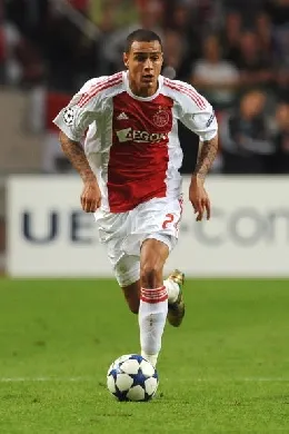 van der wiel corre palla al piede