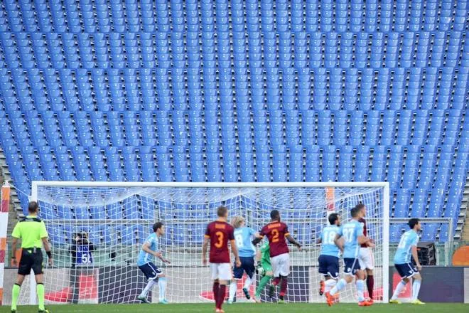 veduta campo curva vuota derby