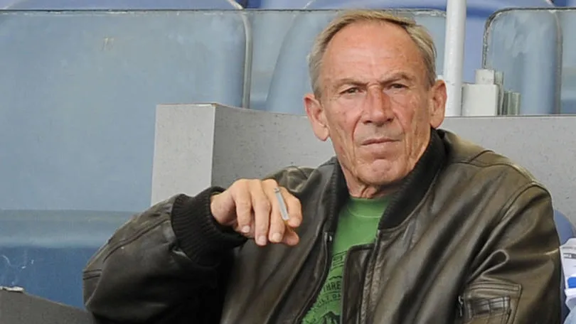 zeman fuma seduto tribuna casual