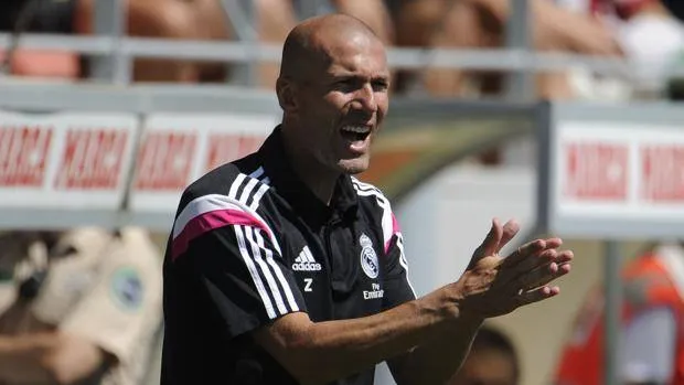 zidane polo real madrid panchina