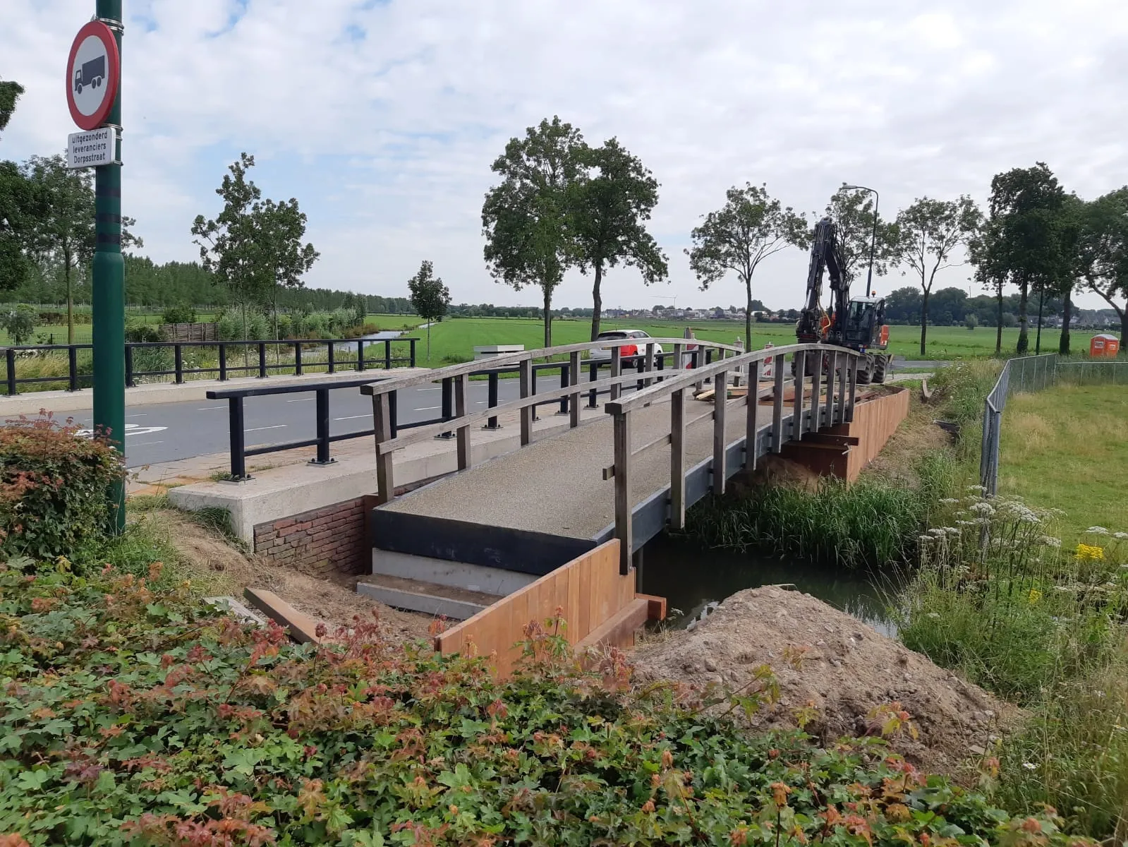 20200724 brugplaatsing kruising parkweg dorpsstraat