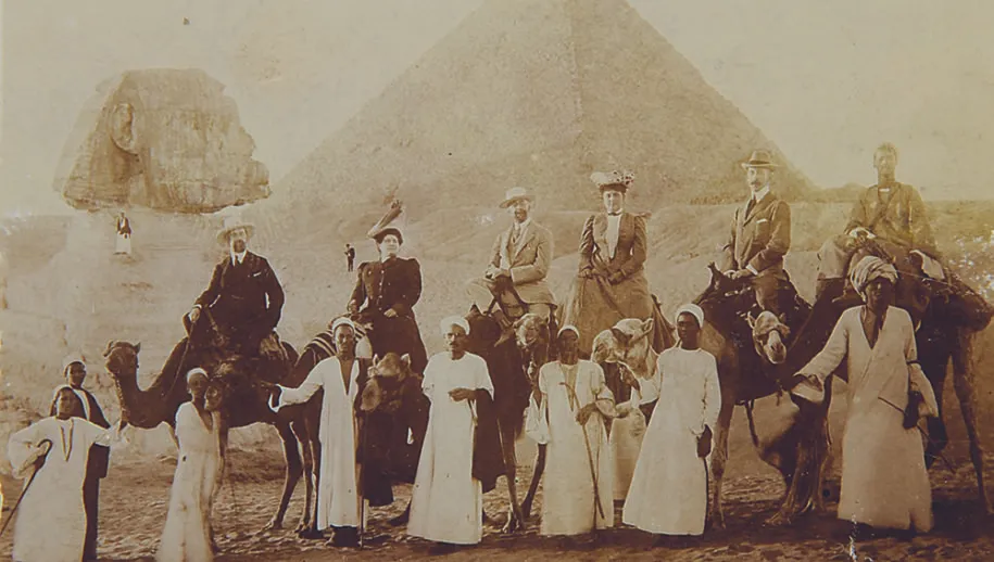 baron en barones bij de pyramide van cheops egypte 1909 foto kdh 915x518