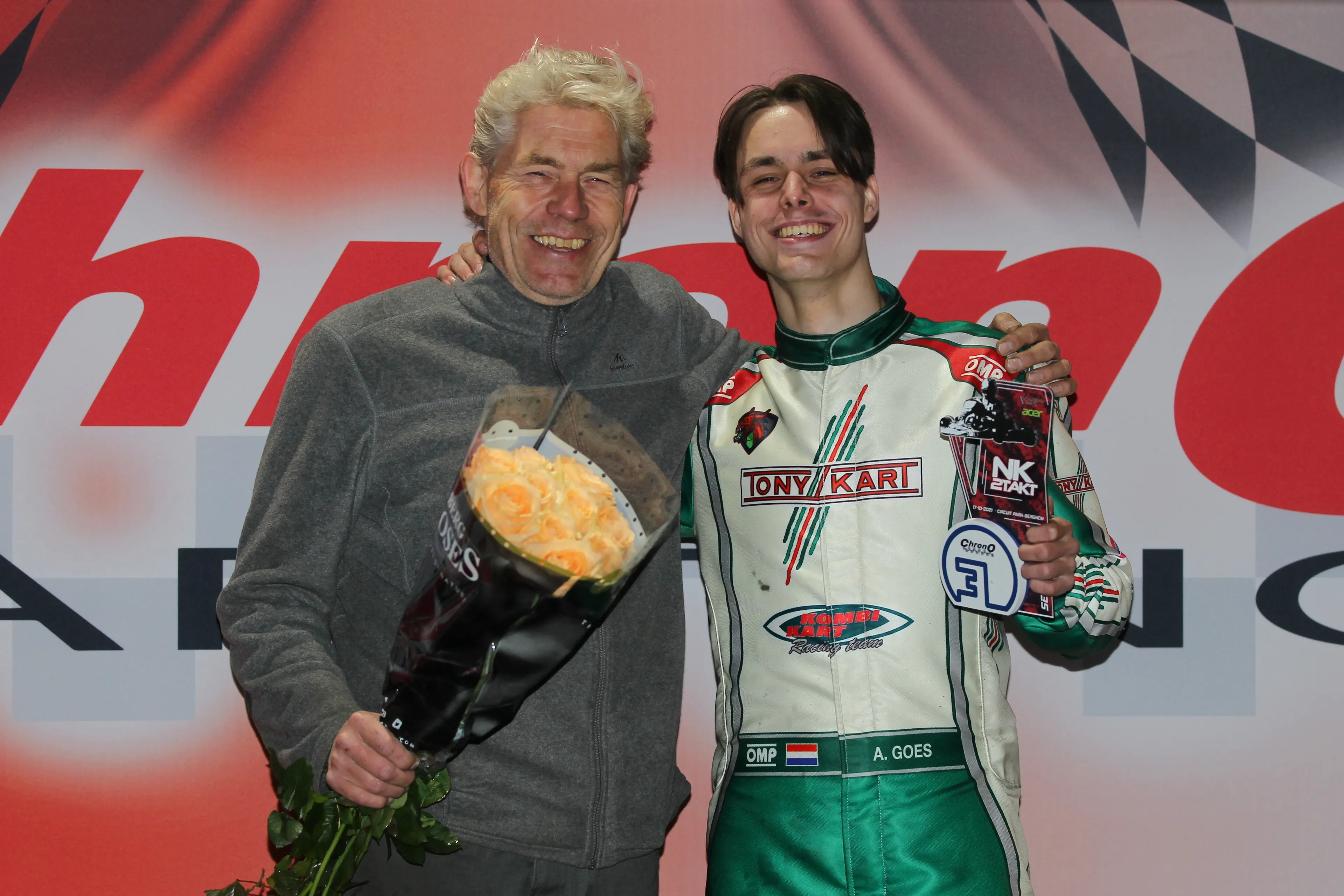 blijde gezichte bij axel goes en zijn vader en tevens monteur