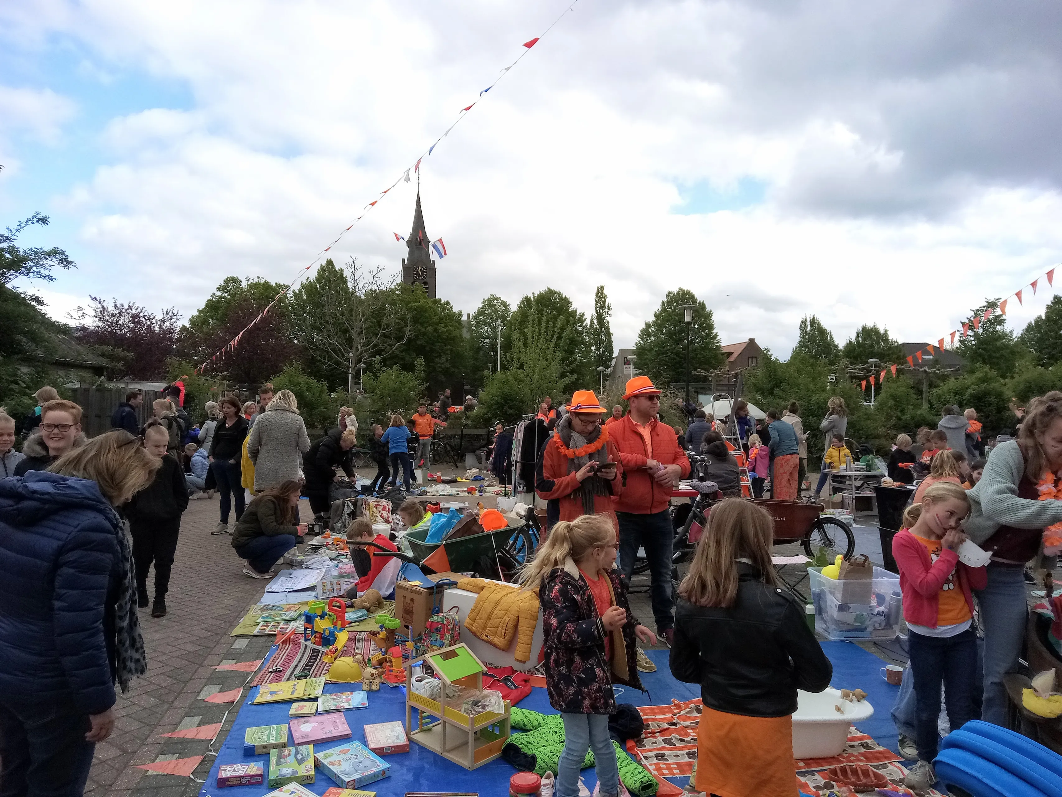 foto 1 kleedjesmarkt in de meern 1