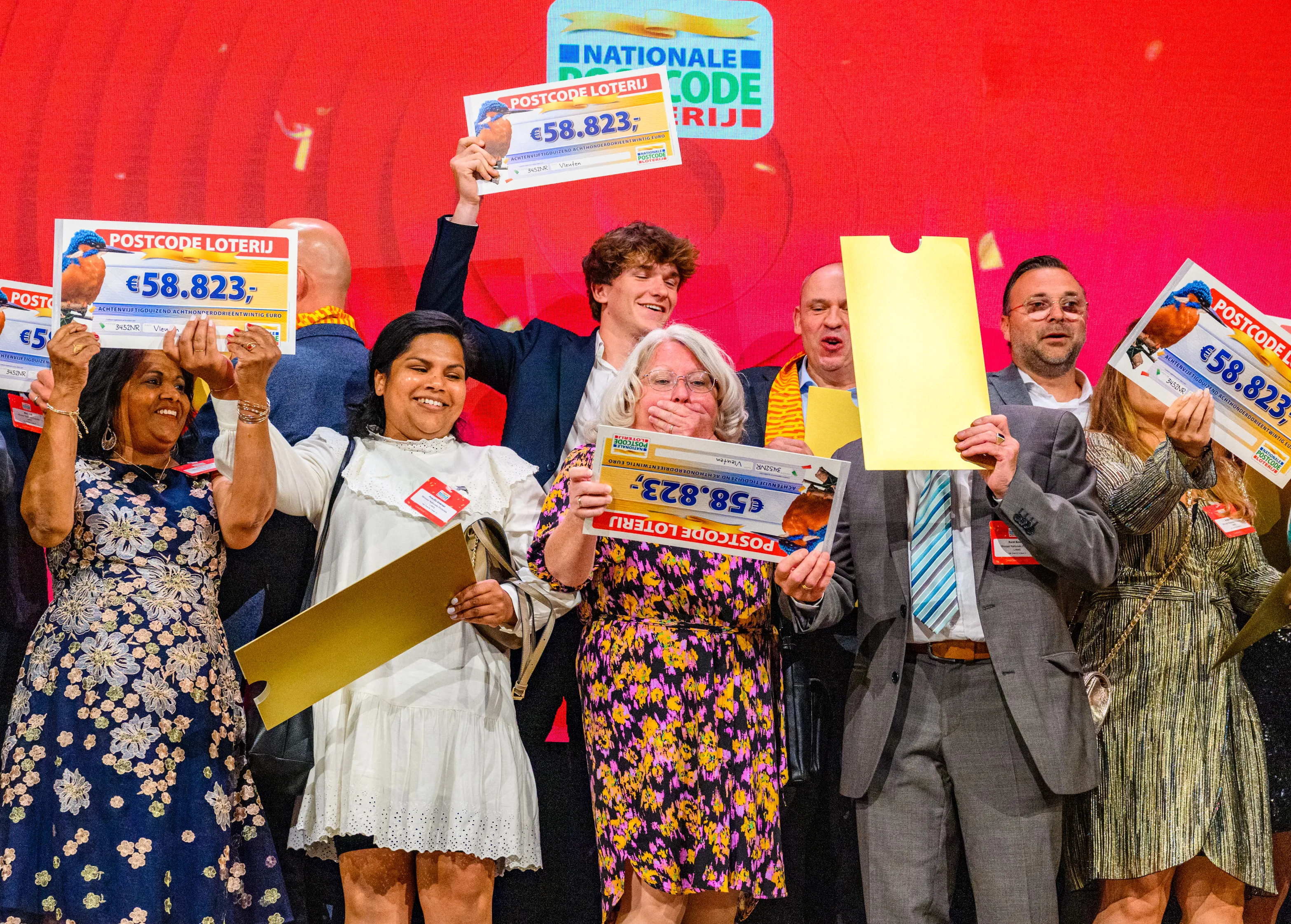 foto 2 winnaars uit vleuten tijdens de uitreiking op het goed geld gala van de postcodeloterij