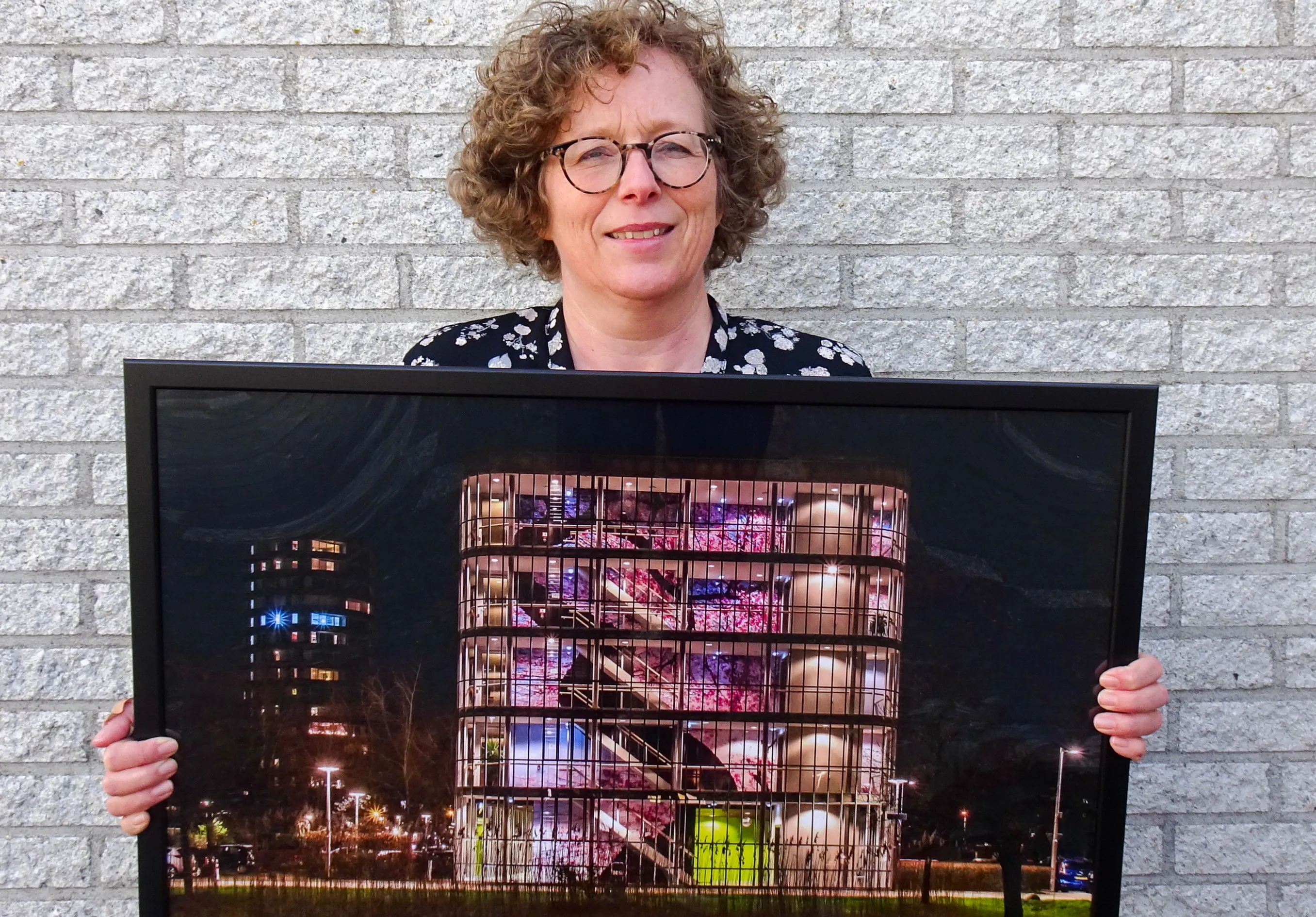 foto wijnanda pijper met een van de fotos van de expositie