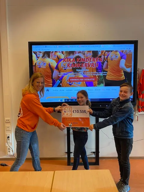 kika overhandigen cheque