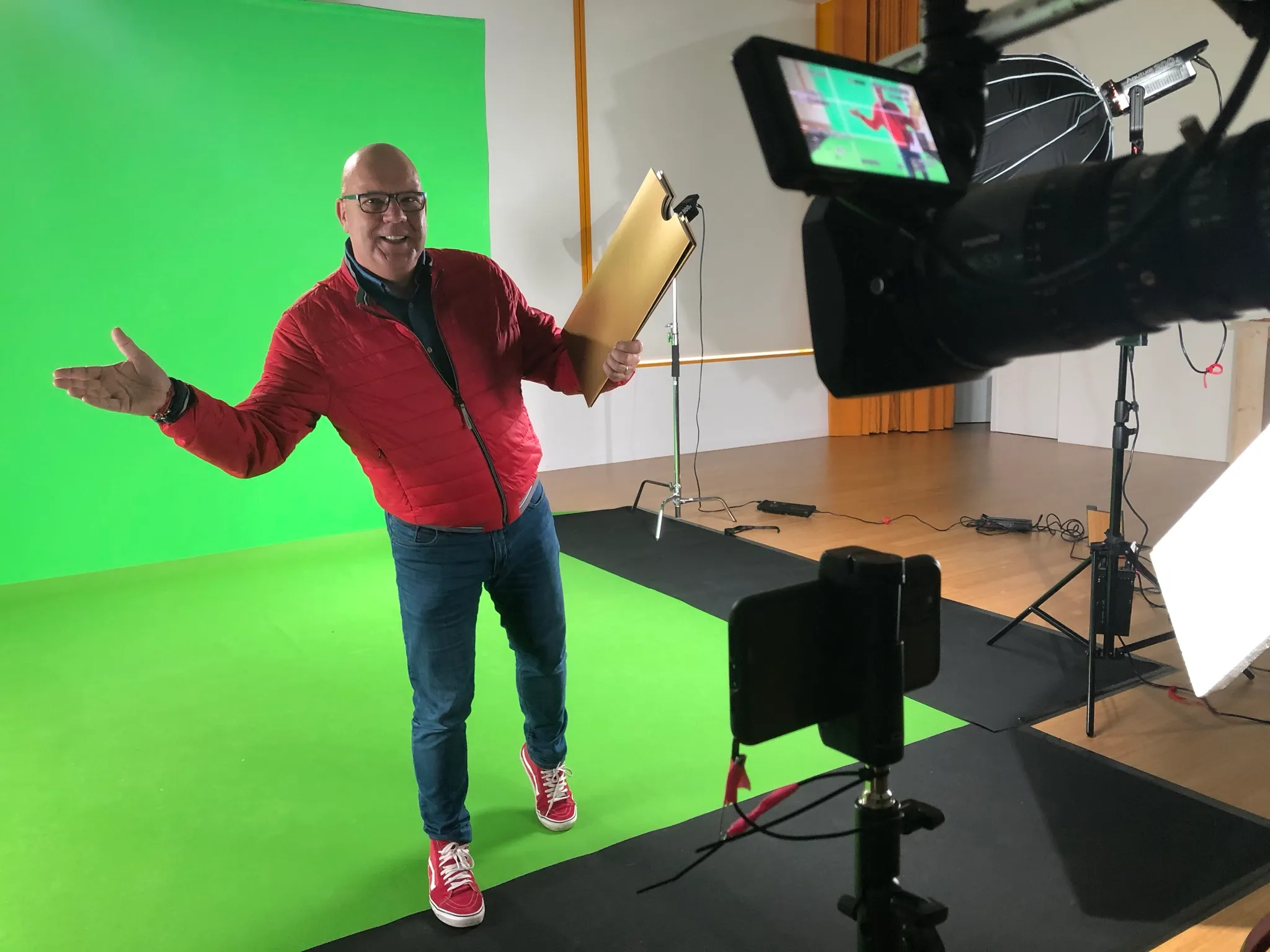 postcode loterij ambassadeur gaston starreveld verrast winnaars middels een videogesprek 1