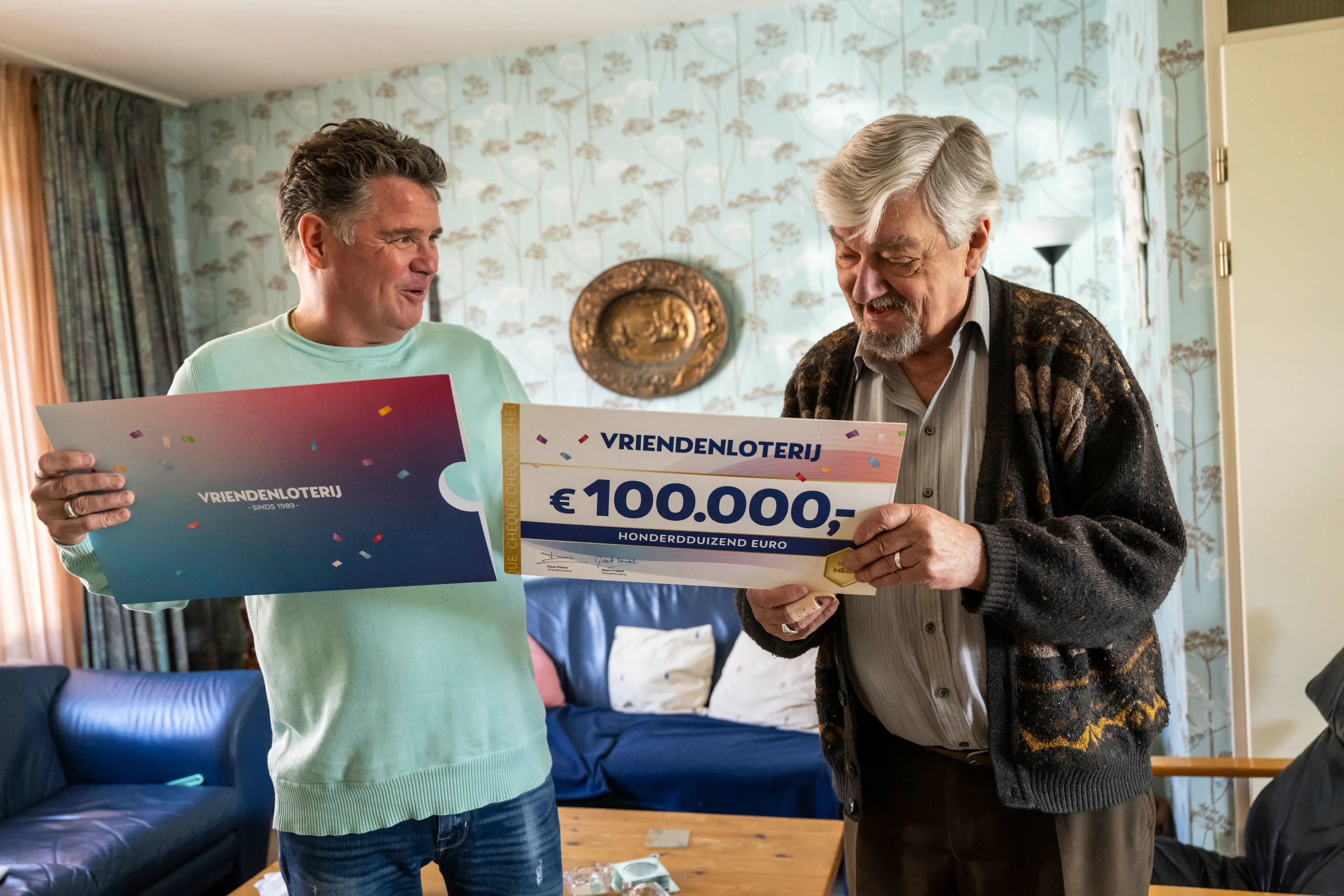 rob ontvangt cheque van 100000 euro van vriendenloterij ambassadeur wolter kroes
