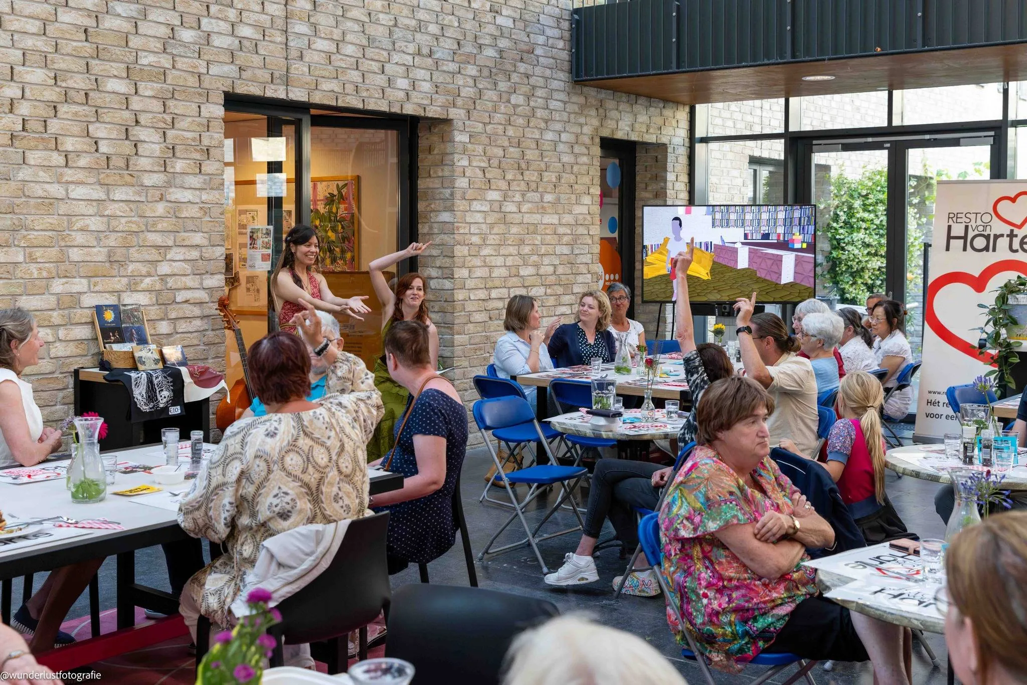 interactie duo en publiek tijdens diner bibliotheek 4 juli 2024