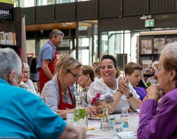 tafel tijdens diner bieb Vleuterweide juni 2024