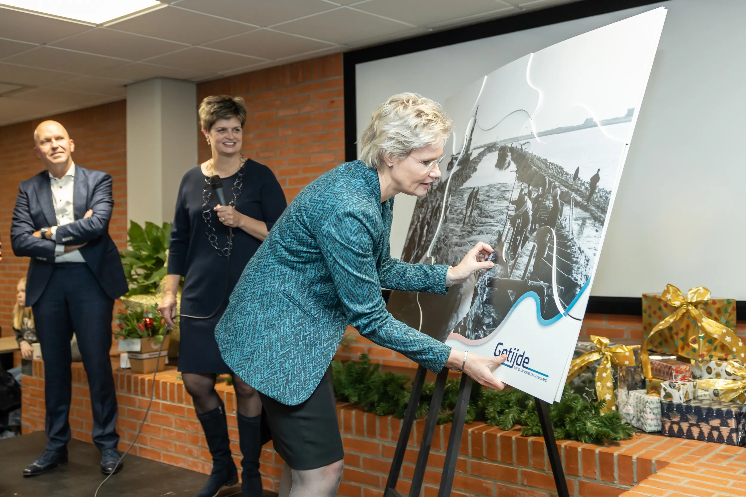 aukje reinders bestuurder coloriet legt een van de puzzelstukken