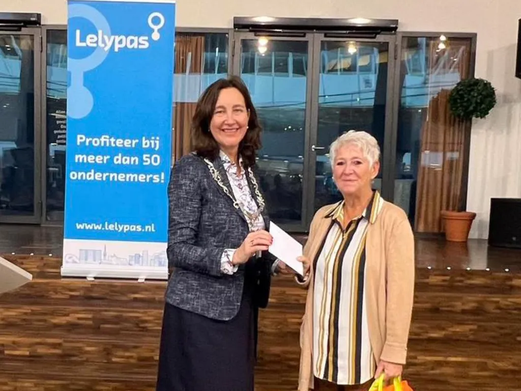 burgemeester baltus overhandigt lelypas1