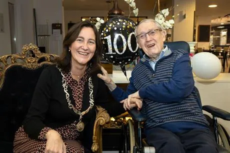 burgemeester op bezoek bij 100 jarige harry jansen