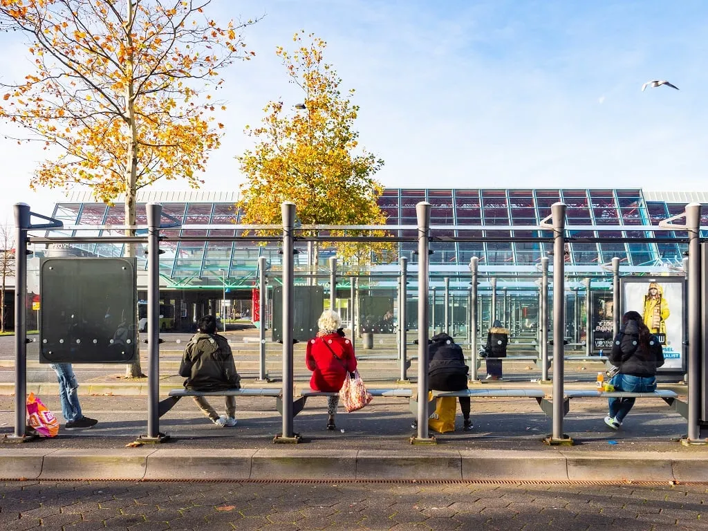 busstation stationsplein met wachtende mensen