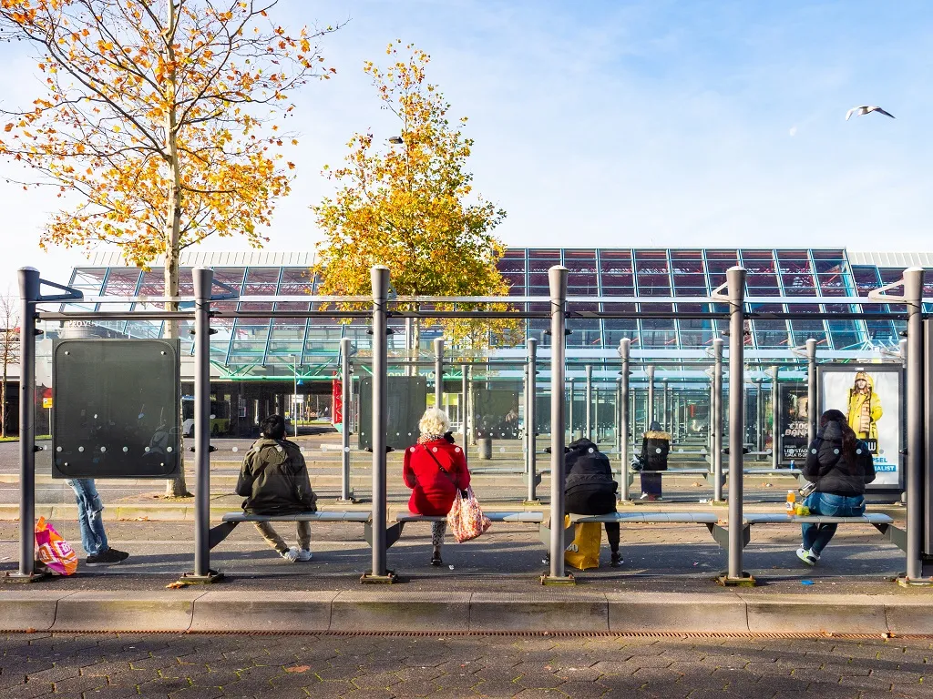 busstation stationsplein met wachtende mensen