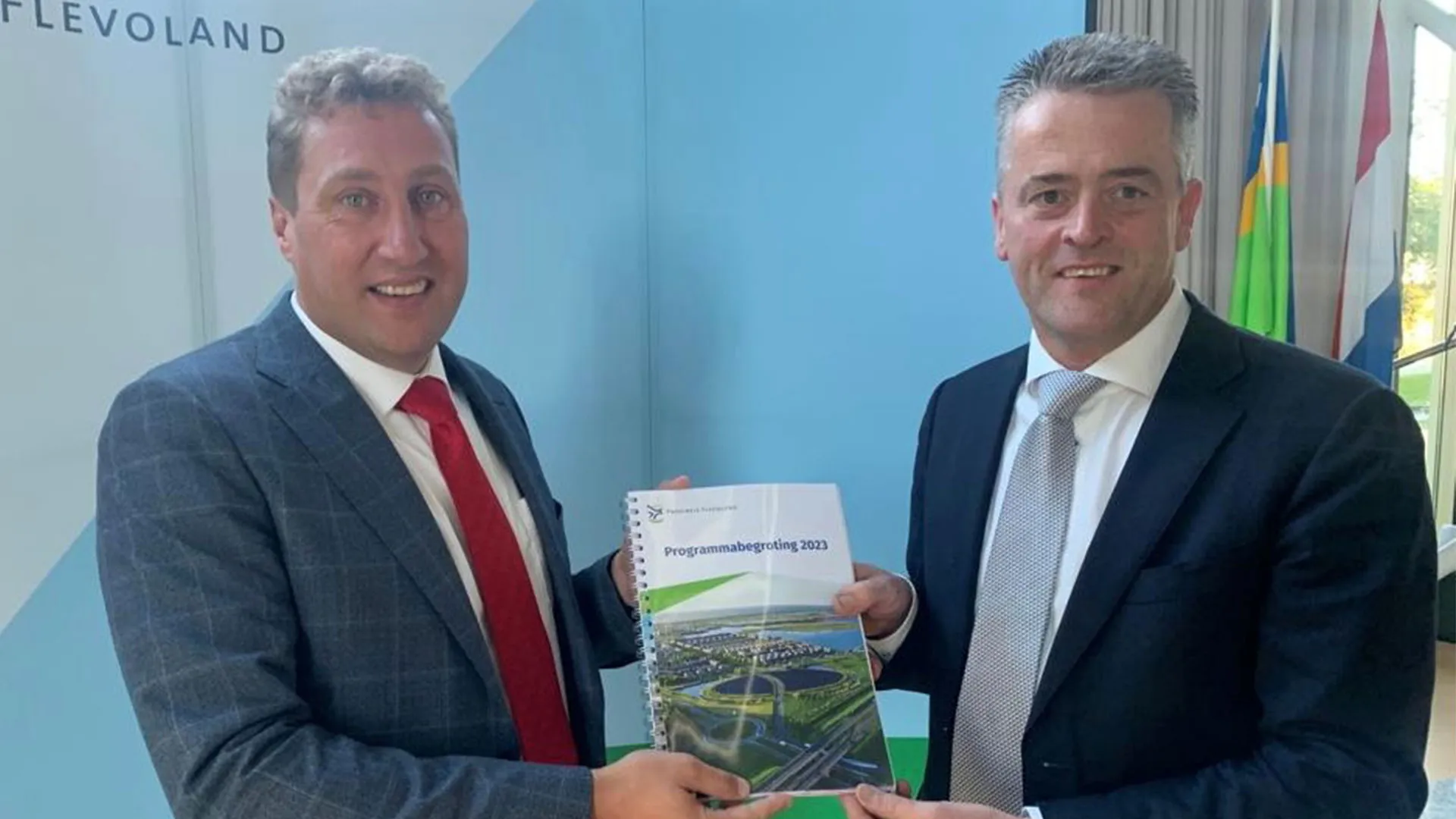 gs overhandigt begroting aan ps