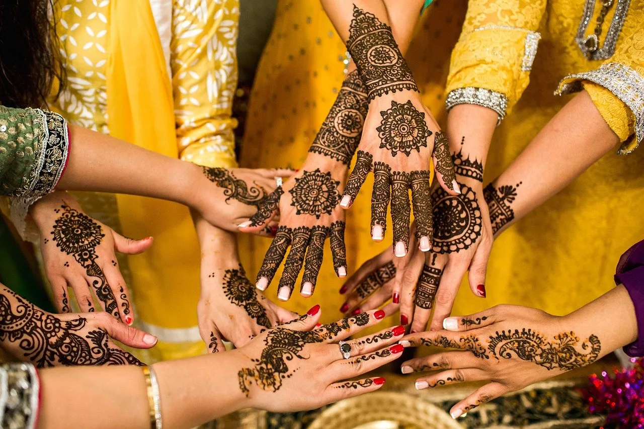 henna handen khalid hamid via pixabay