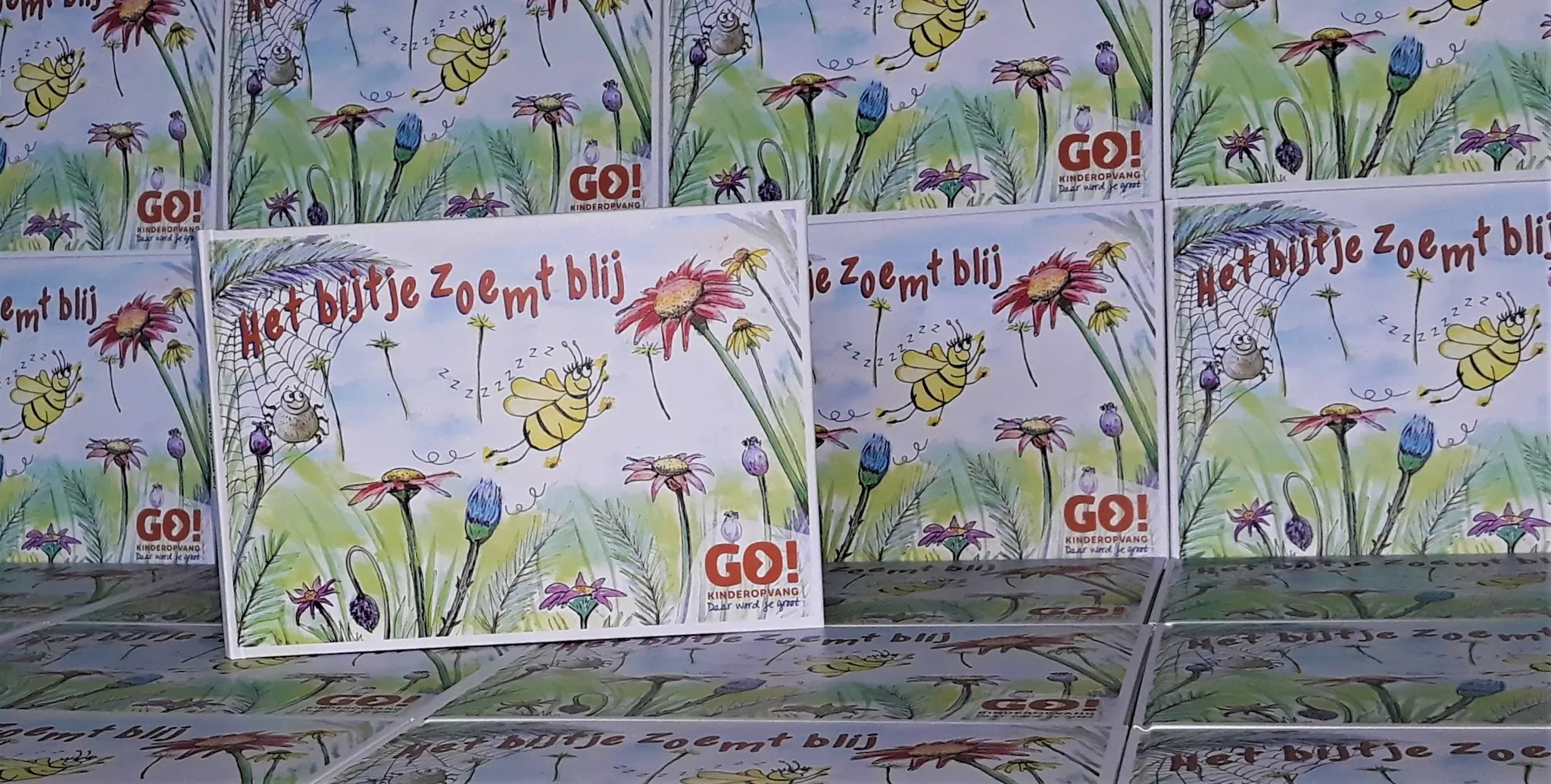 het bijtje zoemt blij