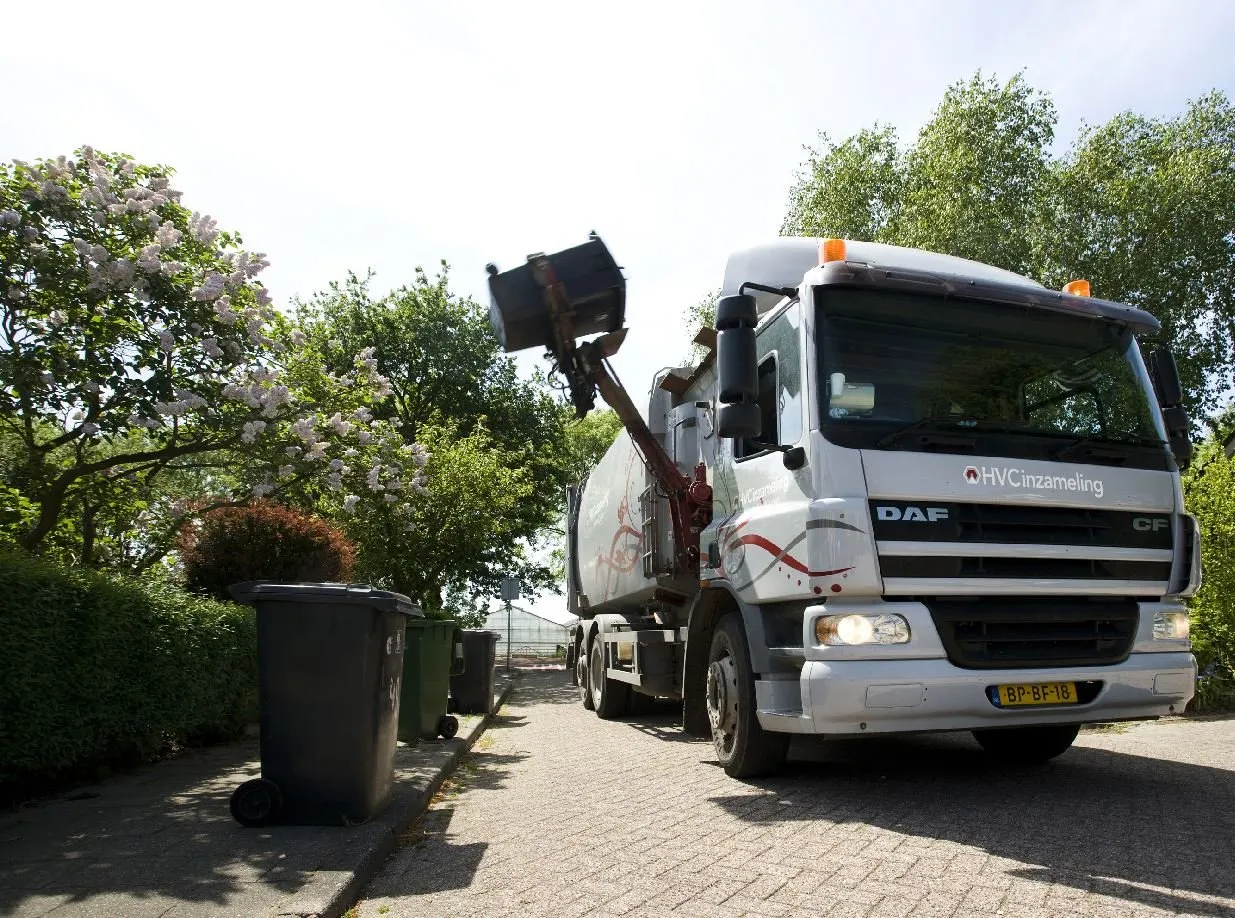 hvc zijlader leegt bak aan huis