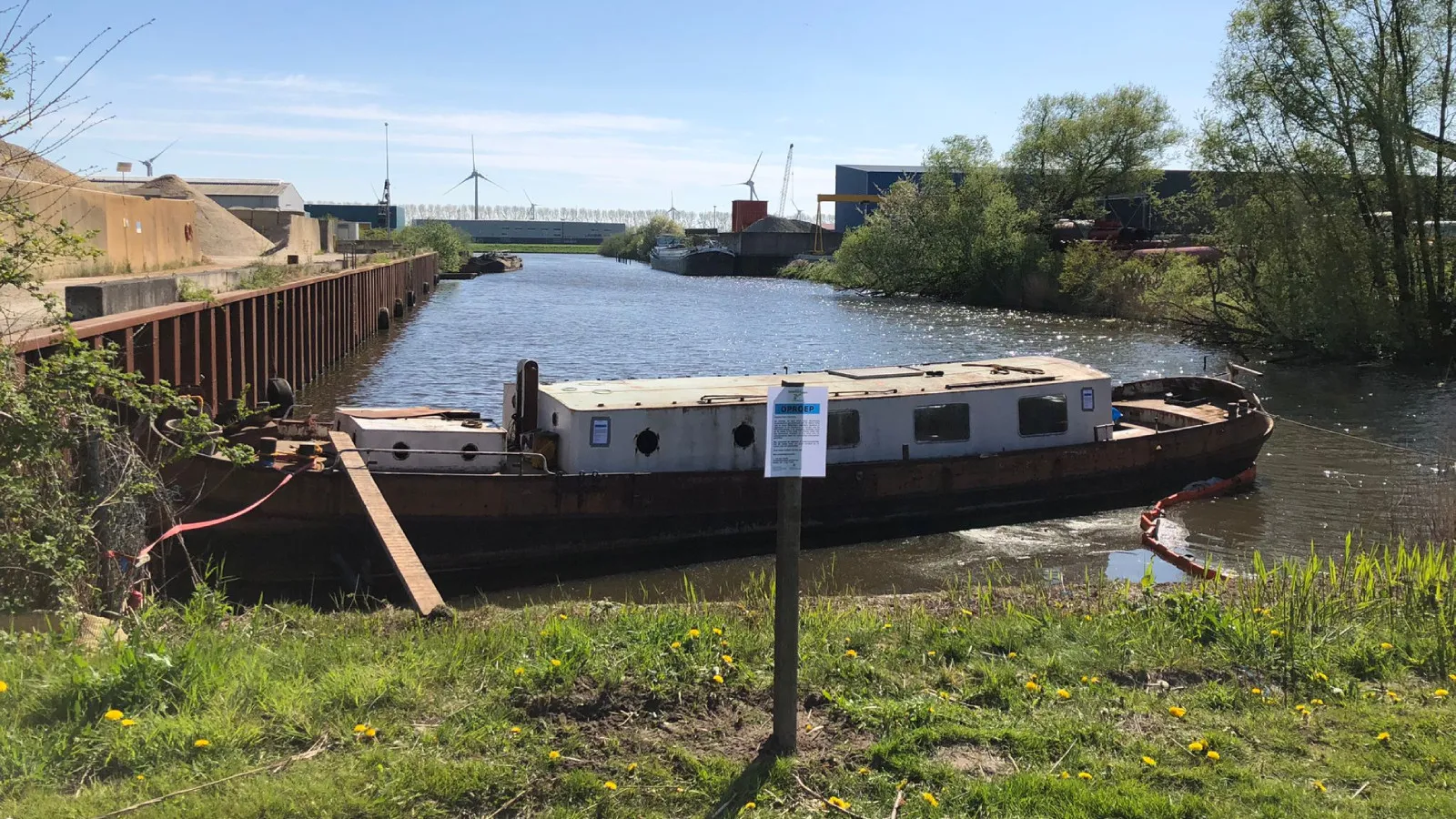 illegaal schip met afval