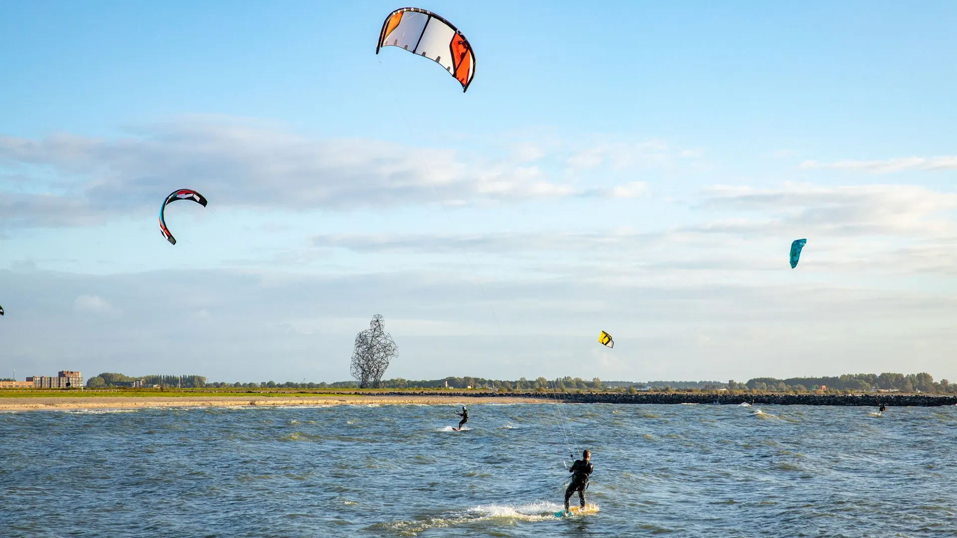 kitesurfers surfstrand batviastrand