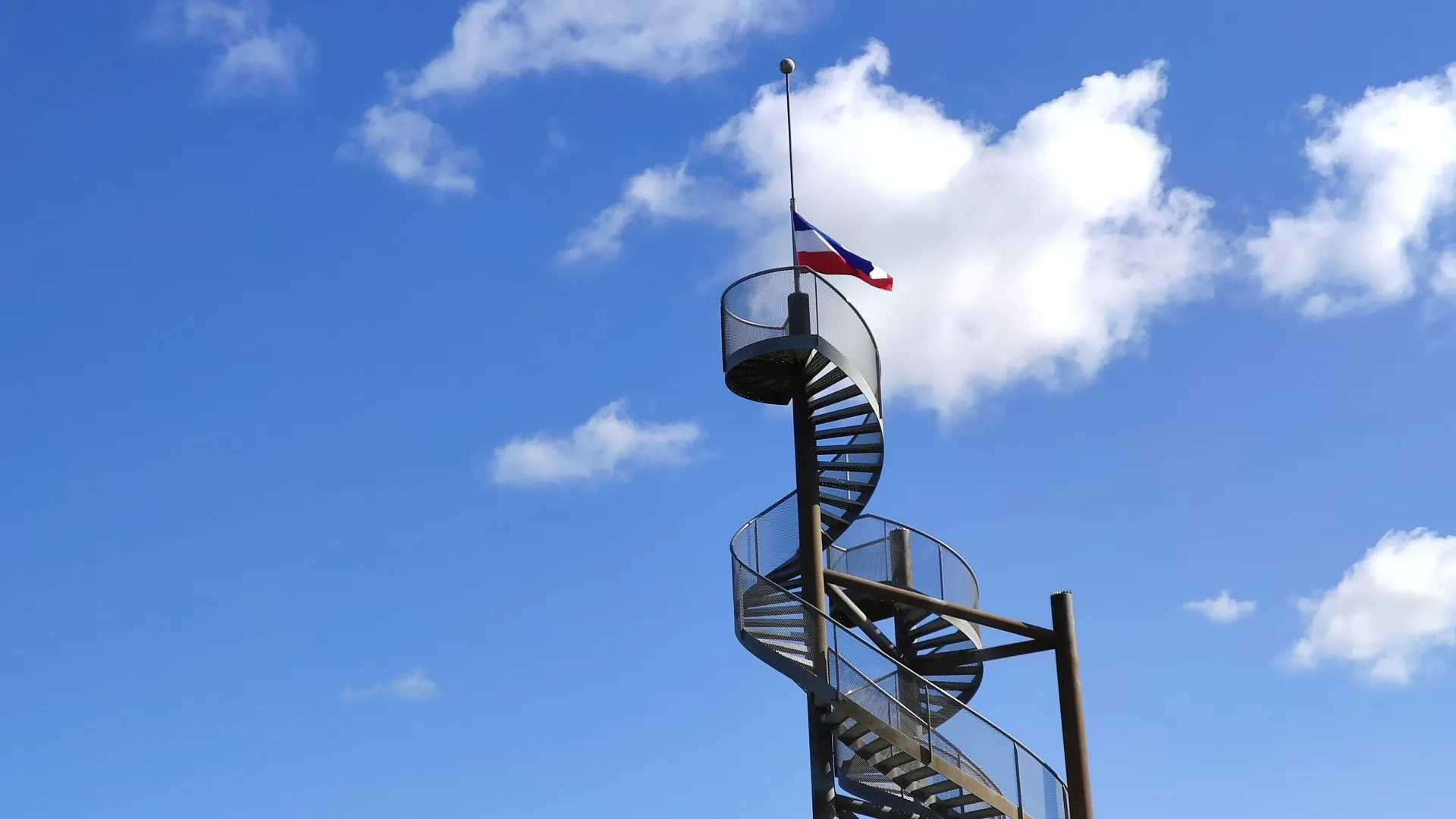 lelystad airport vlag onderste boven