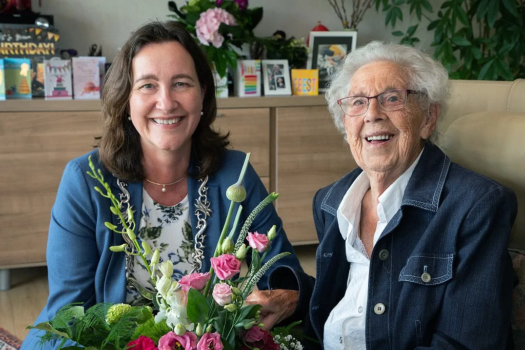 mevr v rossum 100 jaar met burgemeester baltus