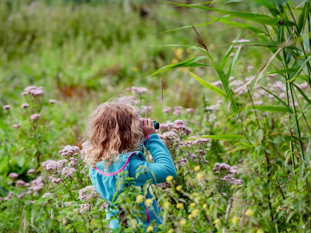natuur meisje met verrekijker