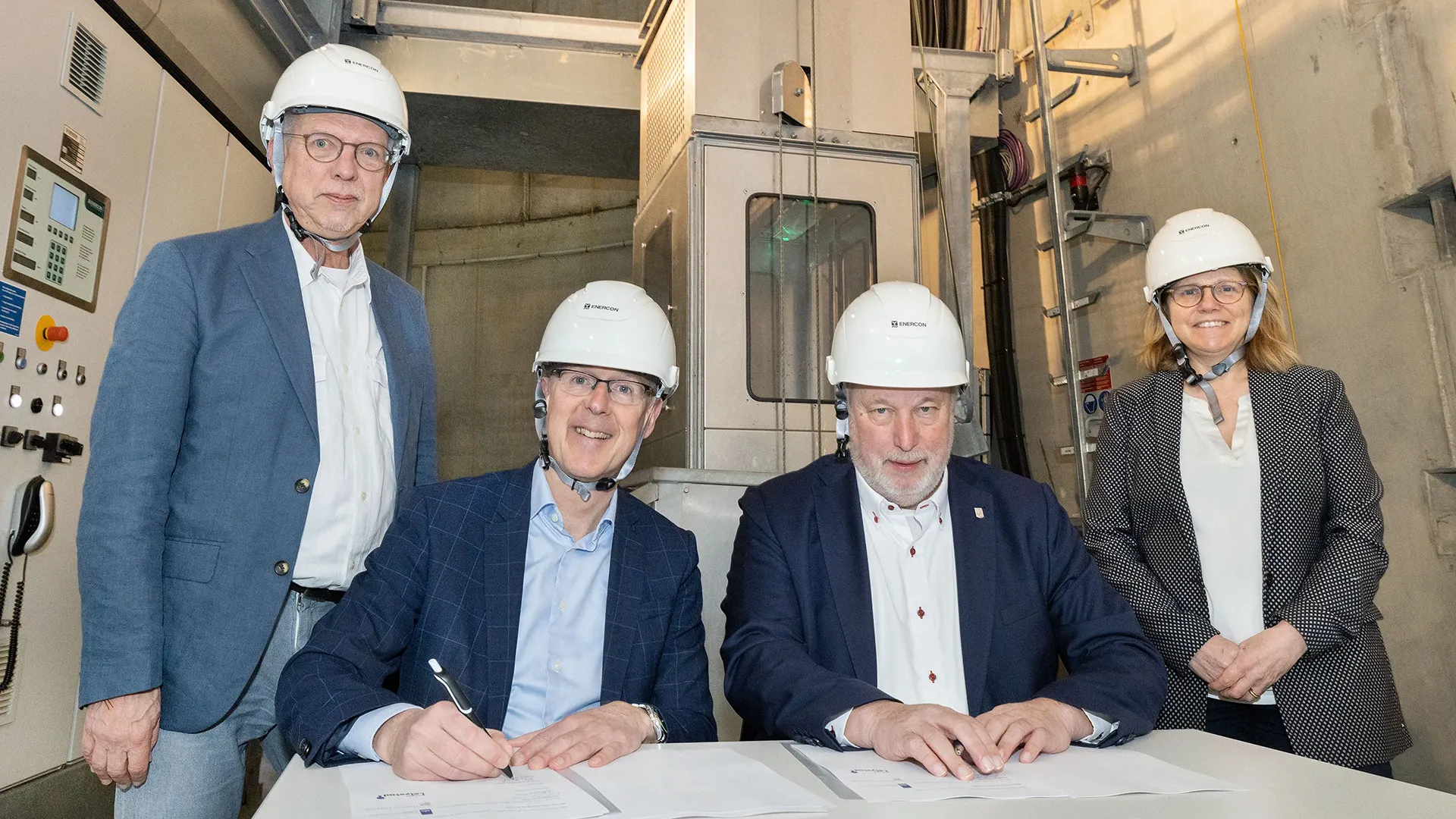 persfoto tekenmoment intentieovereenkomst windplan west