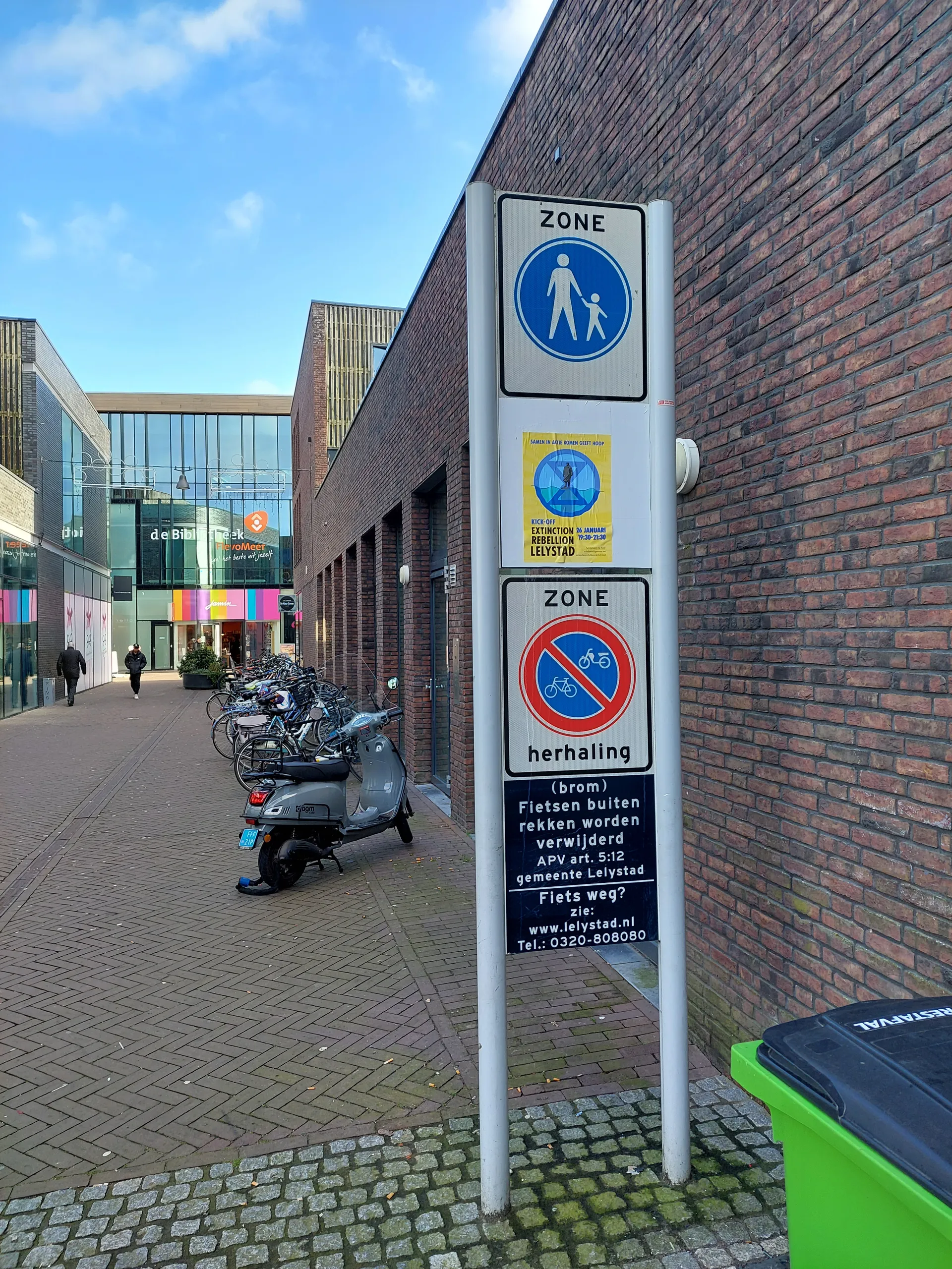 poster op verkeersbord er