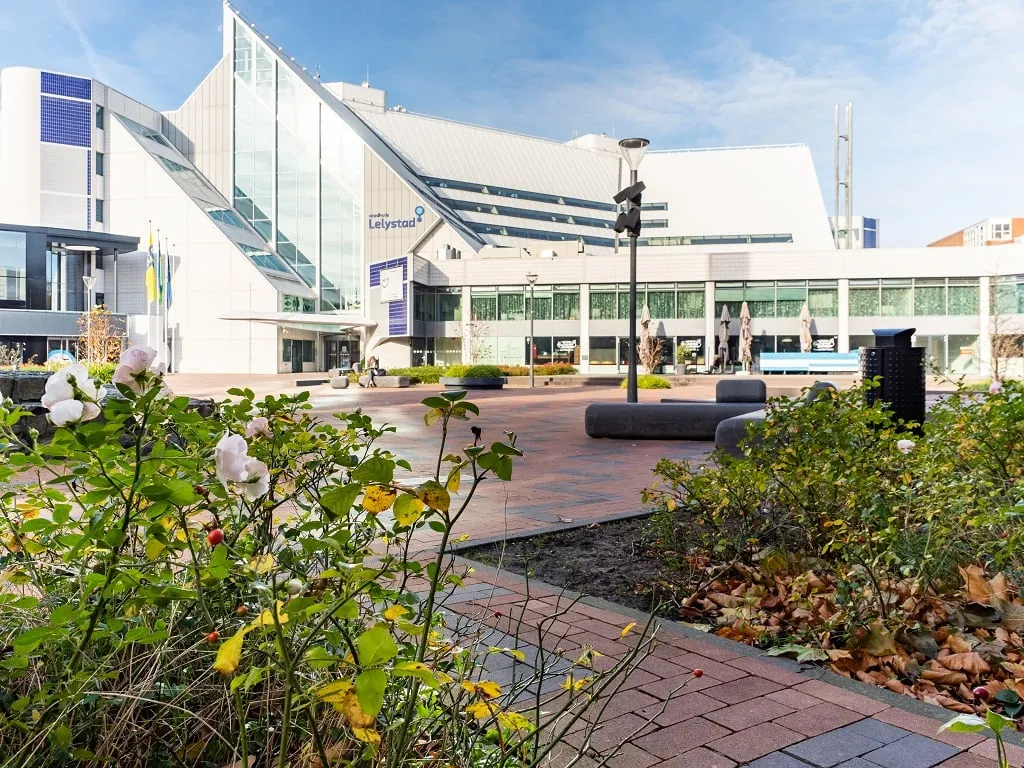 stadhuis met herfstblad gem lelystad