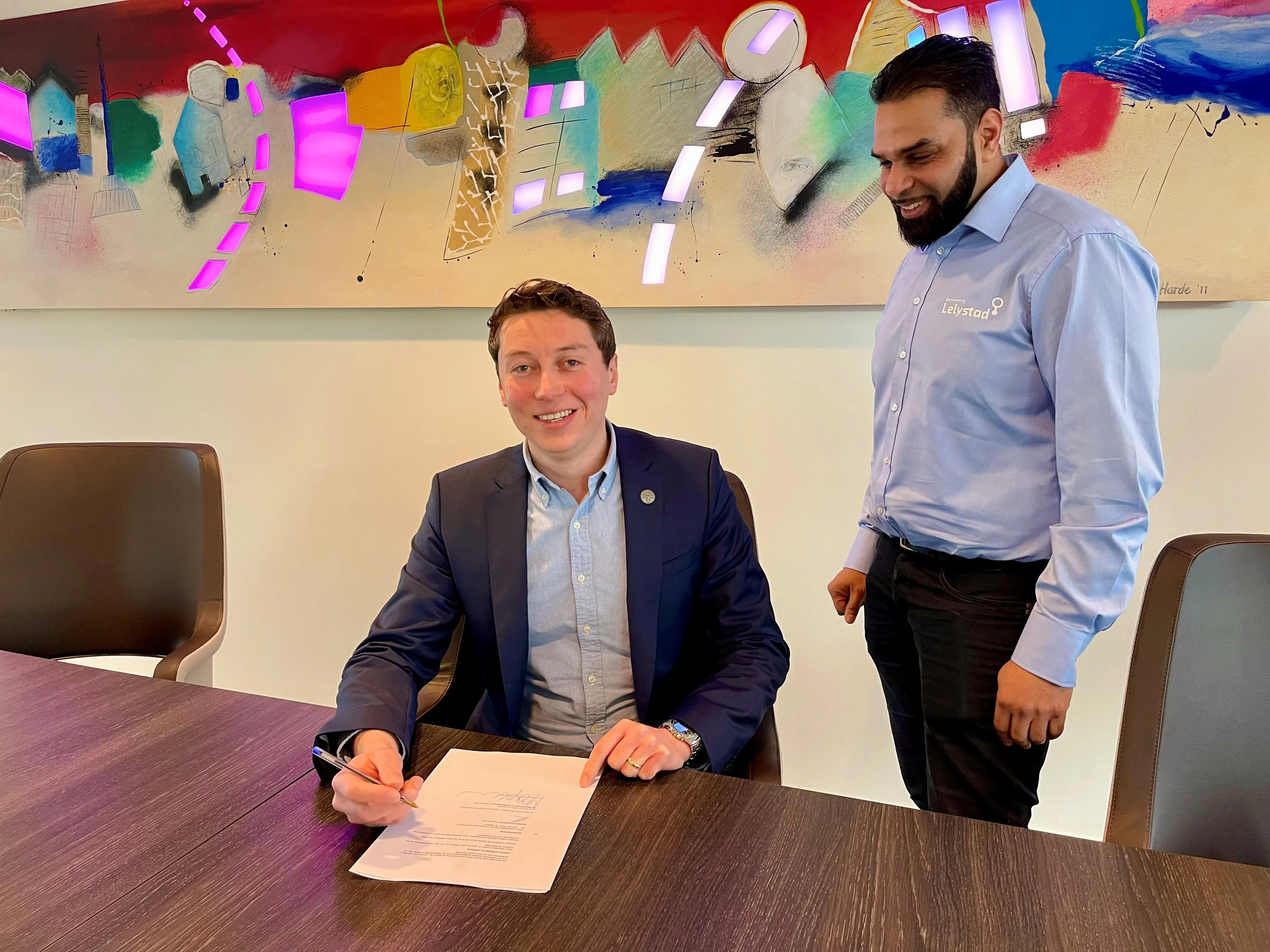 wethouder david de vreede tekent samenwerking met nederlandse arbeidsinspectie