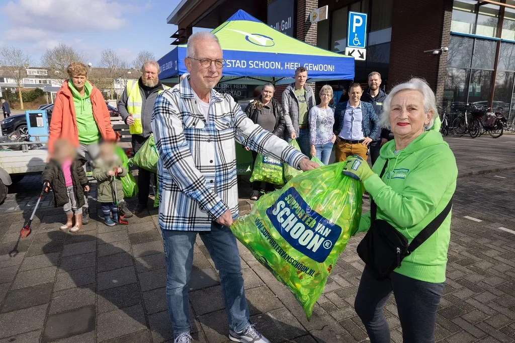 wethouder kruis blikjesinzameling