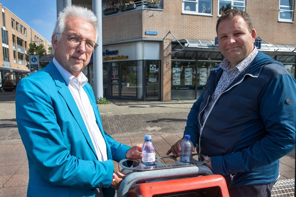 wethouder kruis met doneerrekje