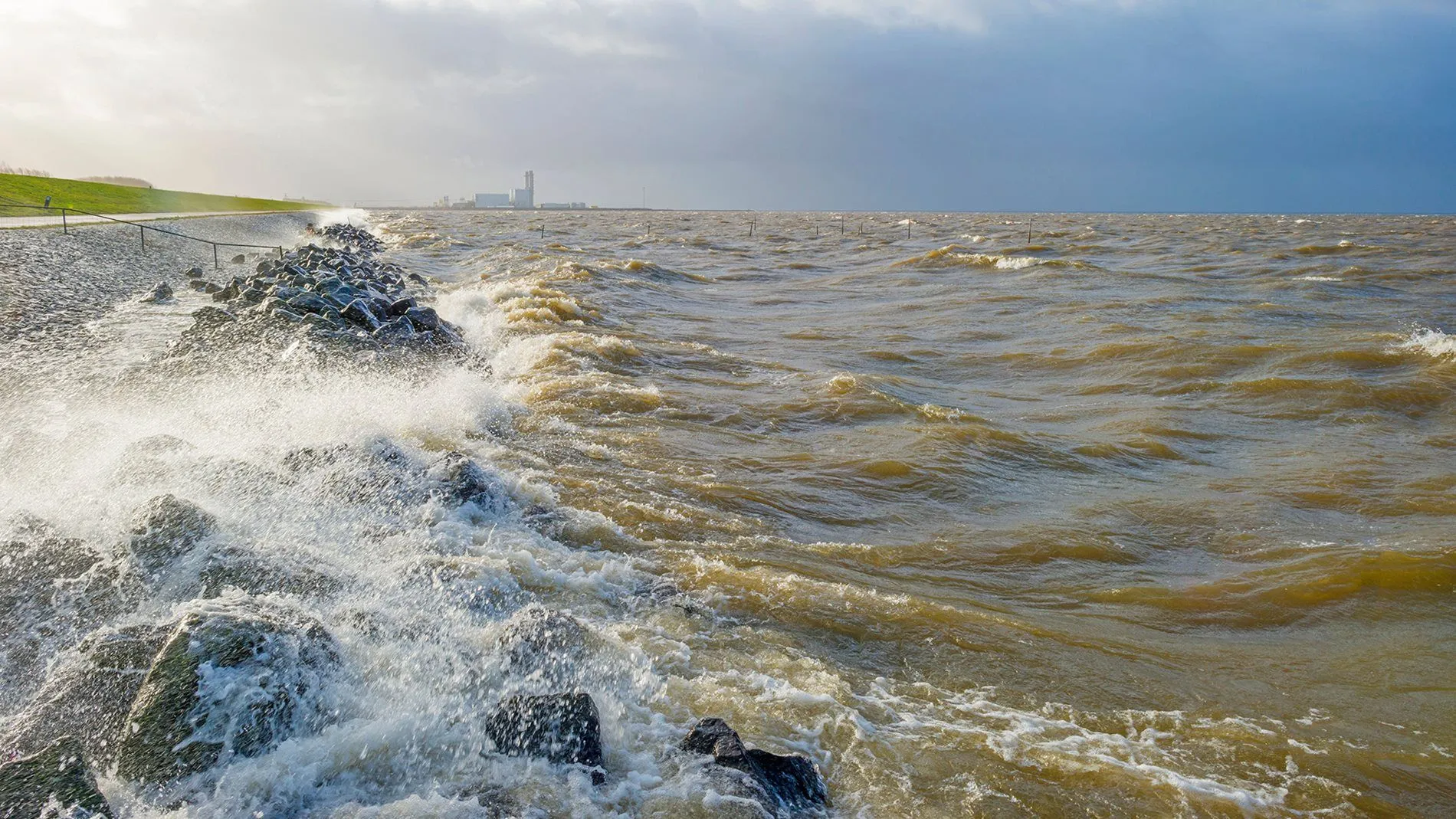 storm ijsselmeerdijk prov flevoland