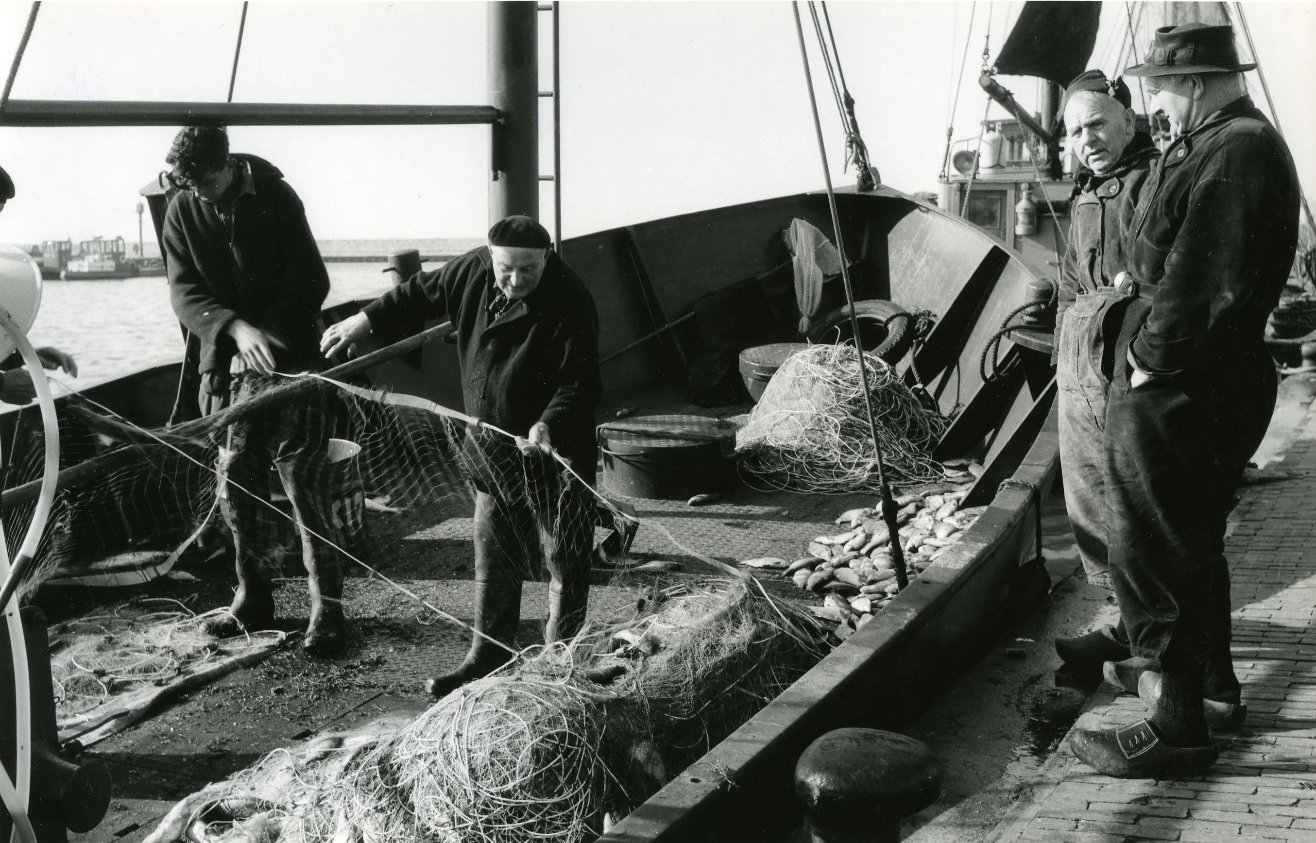 mannen met de netten bezig aan boord het flevolands archief collectie marsman