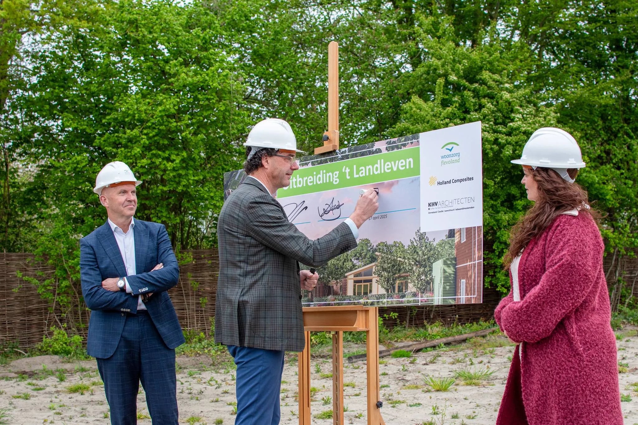 ondertekening van het contract woonzorg flevoland