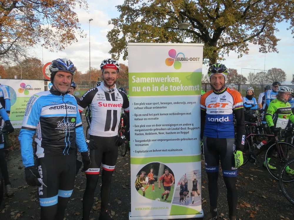 ambassadeurs wielerbaan en mtb park leudal oost roy curvers en bart brentjes helemaal links joh van haeff vz naers peloton