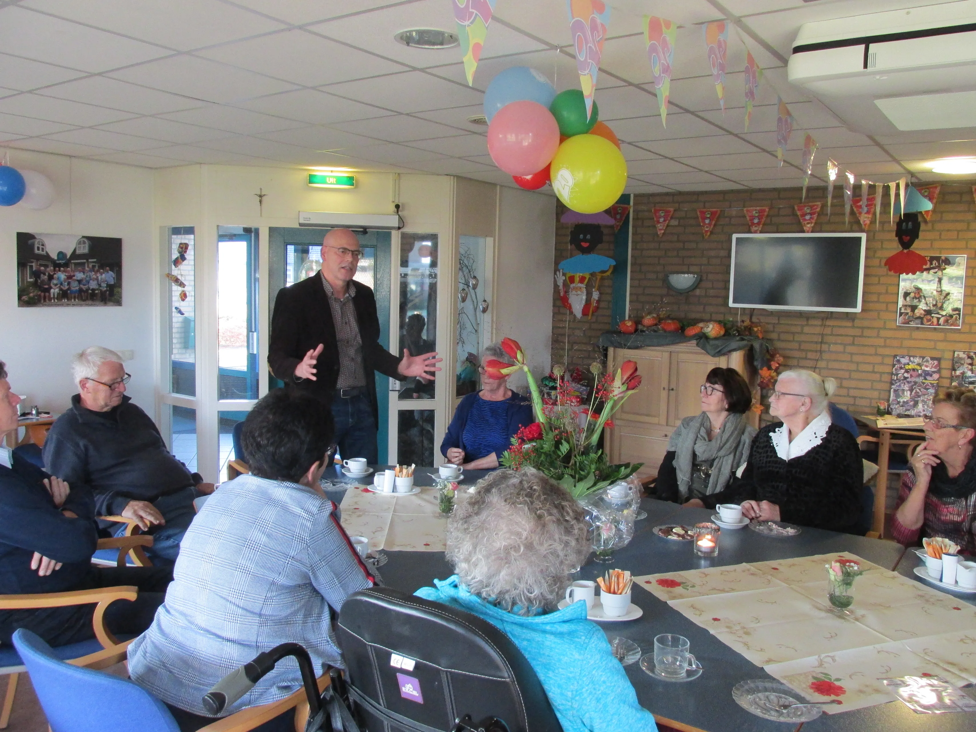 bestuurder harm hoekstra houdt toespraak voor jubilerende dagverzorging beek en bos de horst