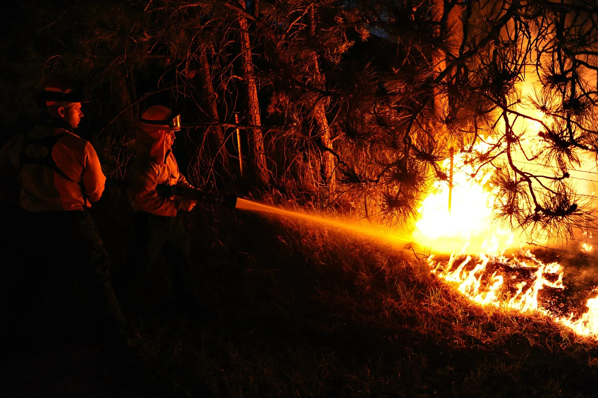 firefighters 593732 1920