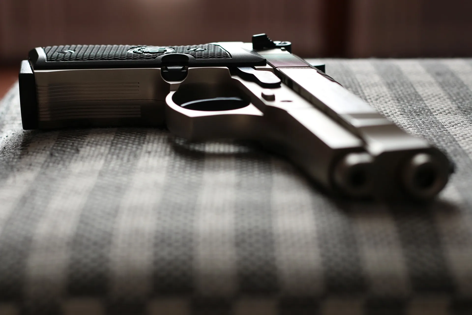 gun 2334119 1920