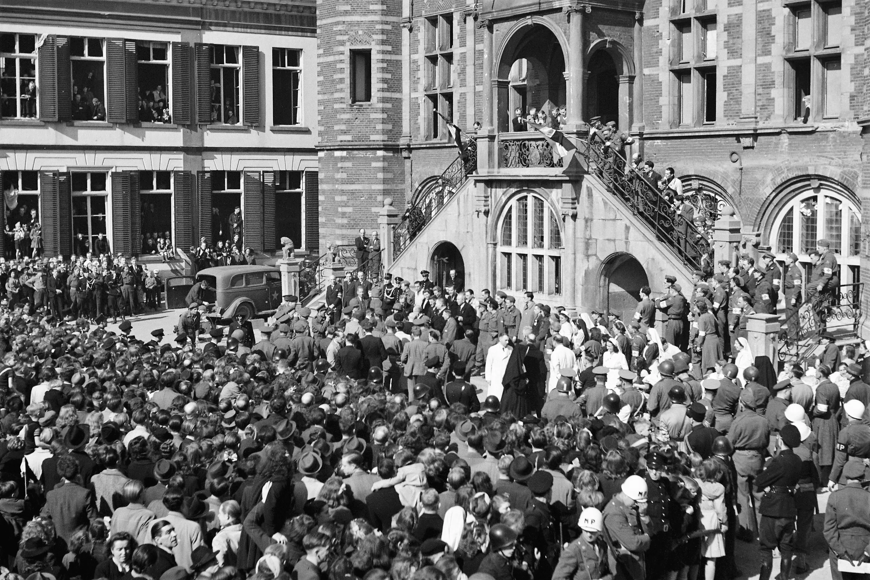 koningin wilhelmina op het bordes van het stadhuis van venlo bestanddeelnr 900 4163