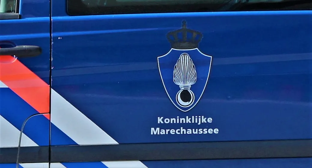 mercedes koninklijke marechaussee schiphol pic1