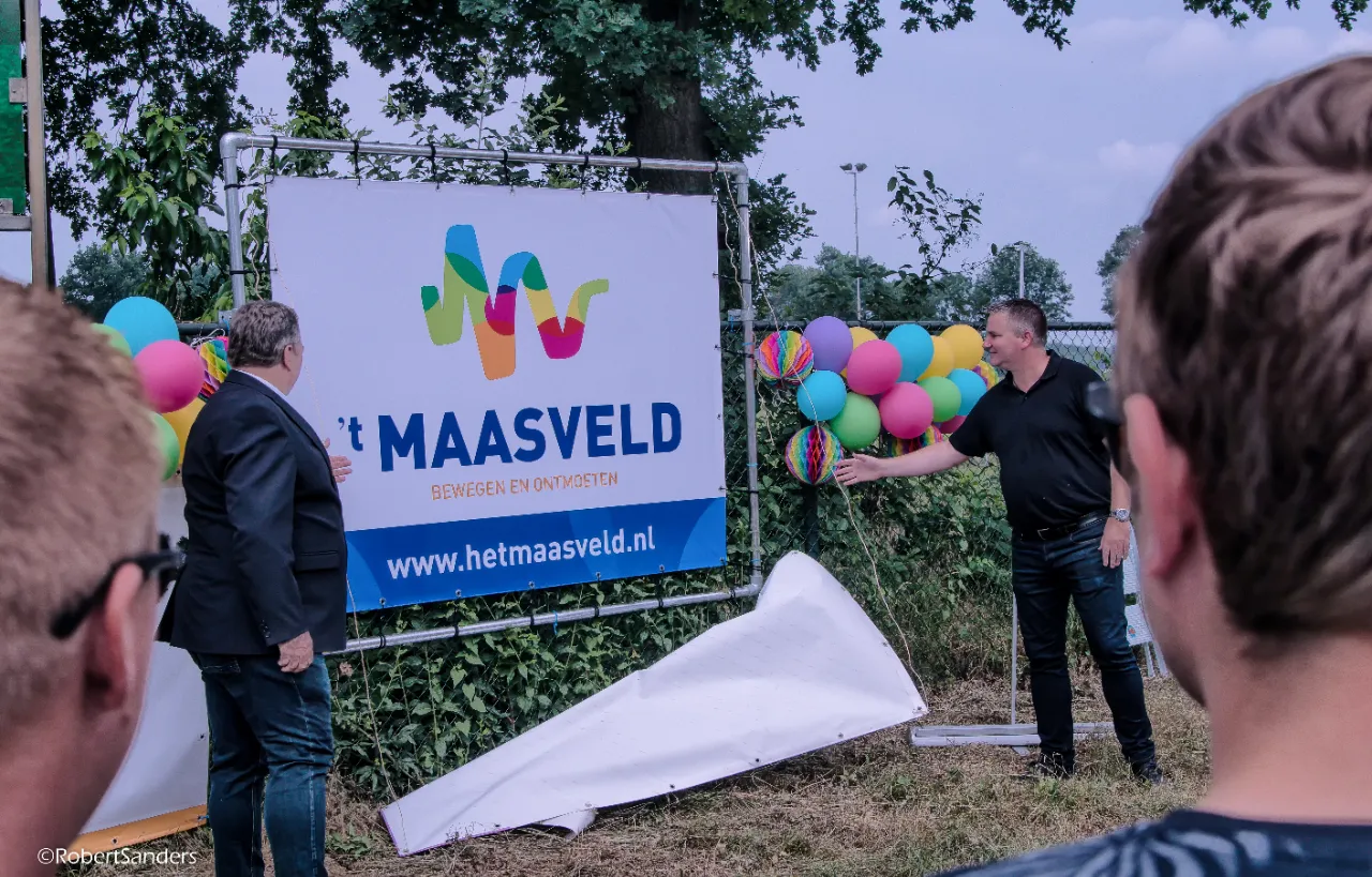 onthulling nieuwe naam t maasveld 10 juni 2018 l wethouder martens r patrick geraedts vz
