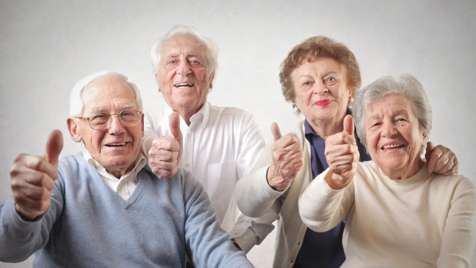 ouderen duimpje omhoog 1
