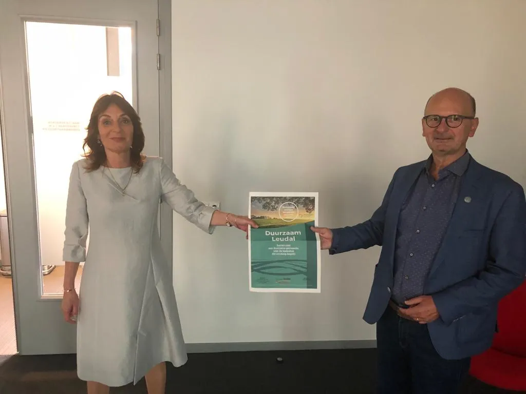 piet verlinden en burgemeester schmalschlager met de duurzaamheidskrant
