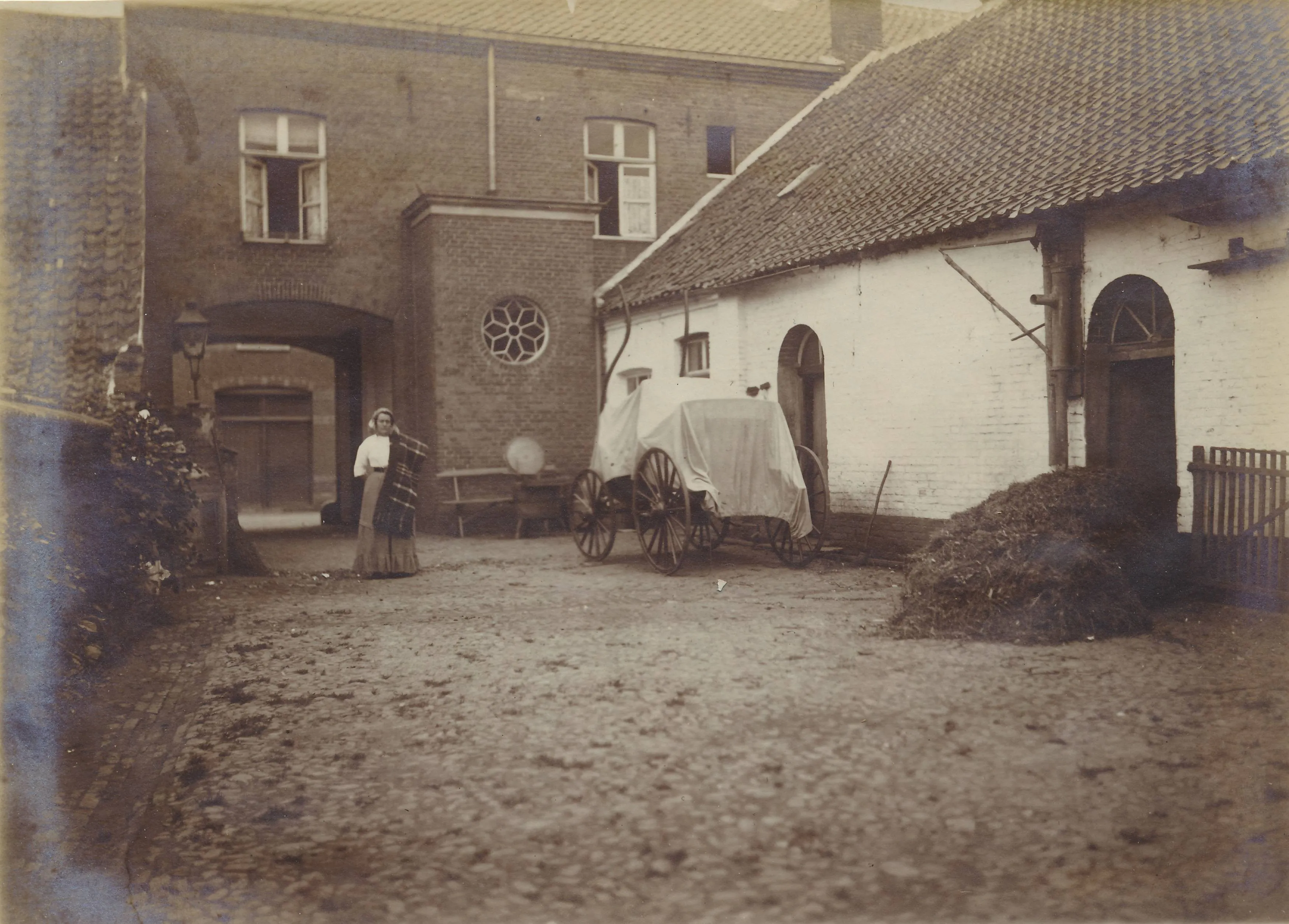 Dorpstraat met binnenplaats Hotel 't Anker