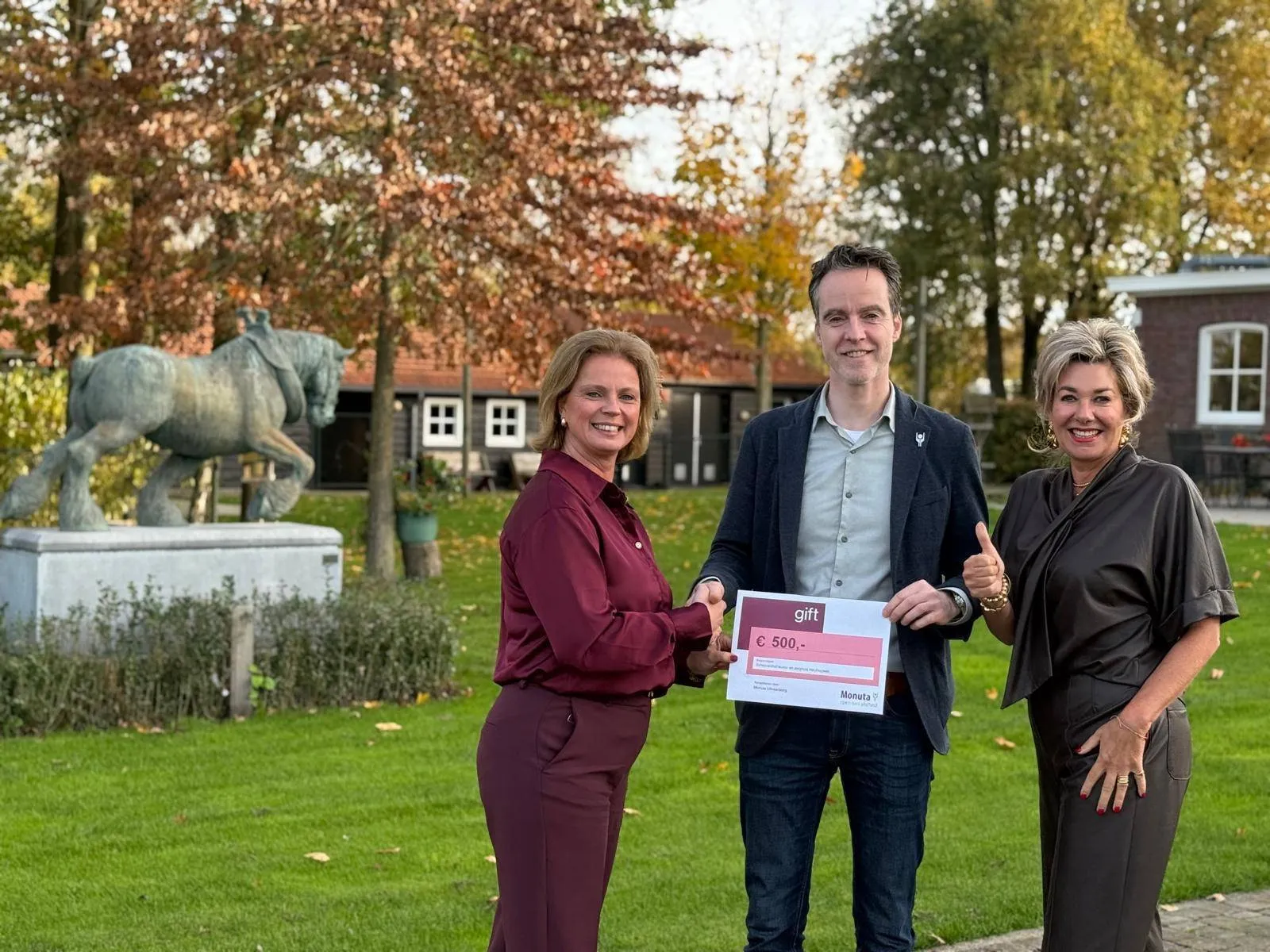 Foto 2 uitreiking 4-11-2025 Miranda Princen Paul Beurskens Miranda Schonkeren