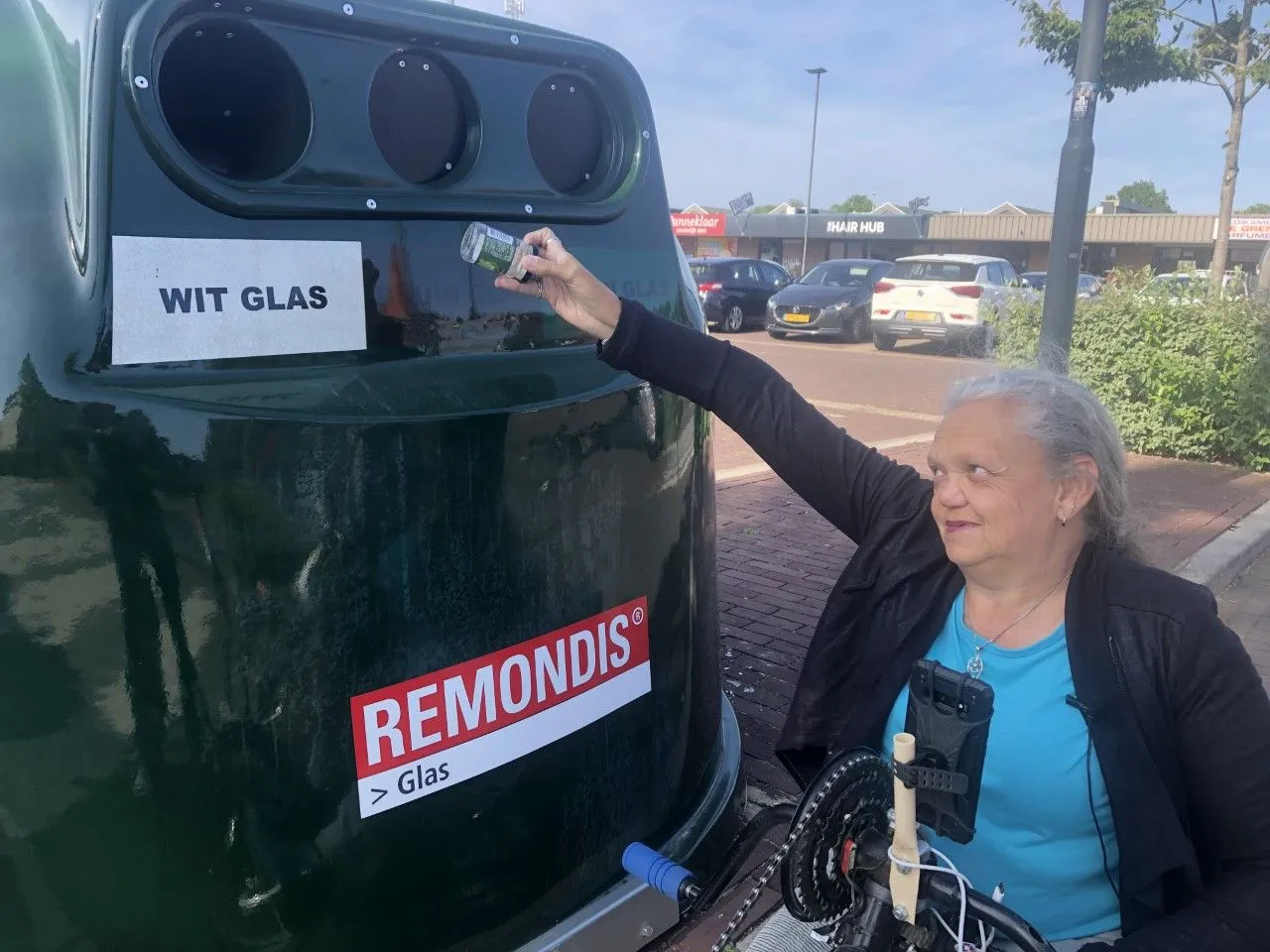 betty bij te hoge glasbak